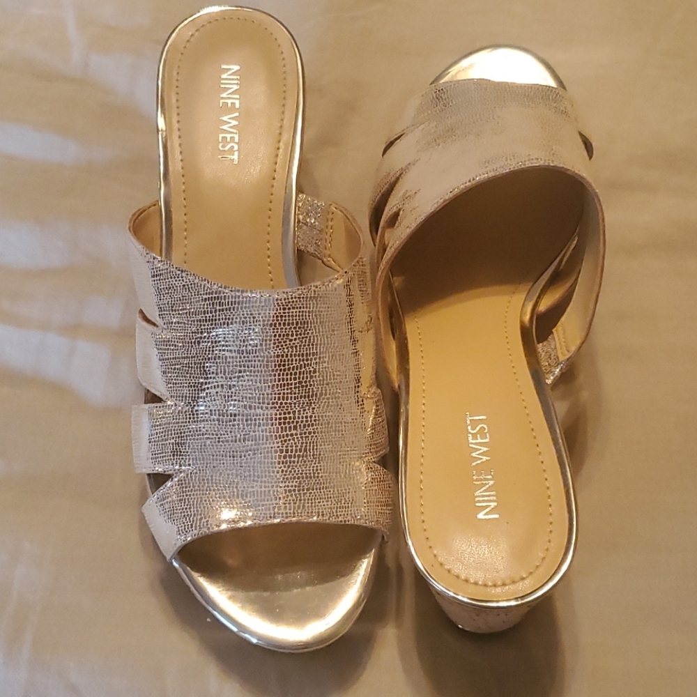 NWOT Nine West Gold platform wedges